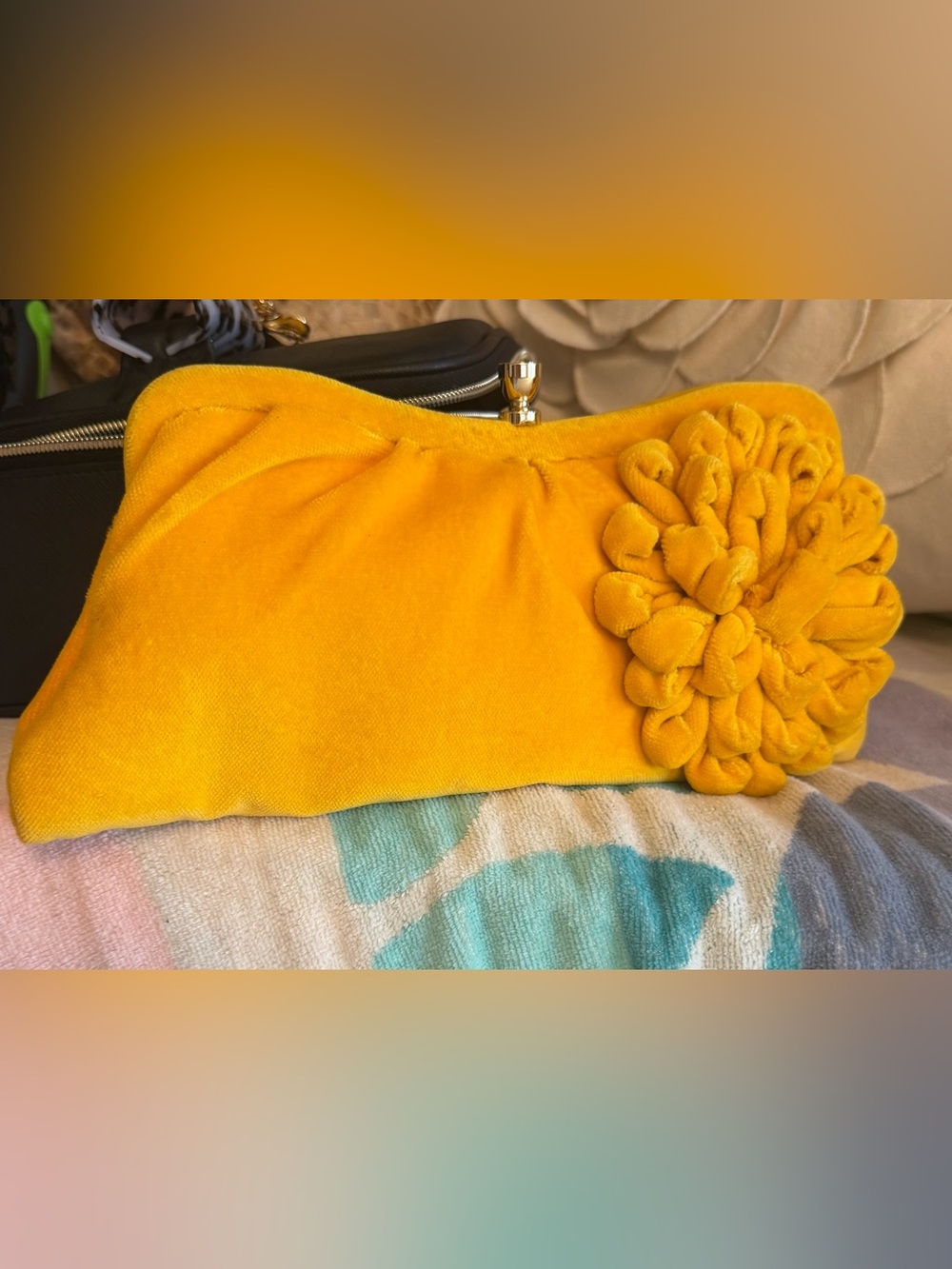banana republic Bright Yellow Velvet Clutch Vintage FLOWER MOTIF 💛 like new! 90s